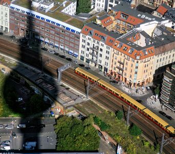 Blick auf die S-Bahnstrecke vom Berliner Fernsehturm aus, der seinen Schatten auf die Strecke wirft