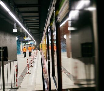 Eine S-Bahn steht am Bahnsteig des Interimsbahnhofs