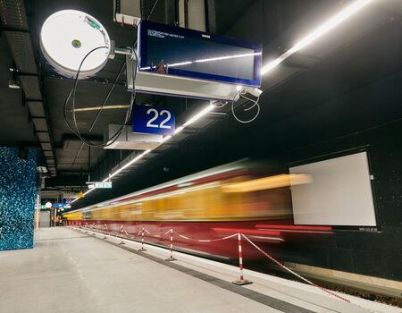 Eine S-Bahn fährt durch den Interimsbahnhof am Berliner Hauptbahnhof