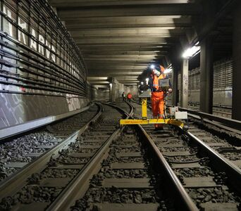 Arbeiter beim Vermessen der Gleise an der Station Potsdamer Platz