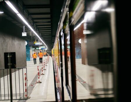 Eine S-Bahn steht am Bahnsteig des Interimsbahnhofs