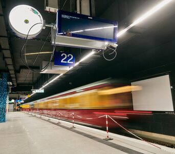 Eine S-Bahn fährt durch den Interimsbahnhof am Berliner Hauptbahnhof