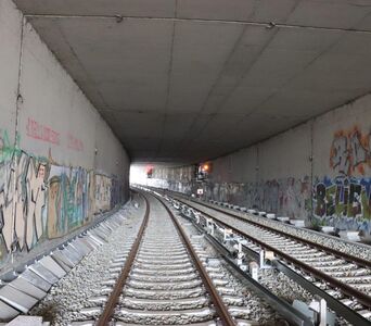 Blick auf Gleise in einem Tunnel