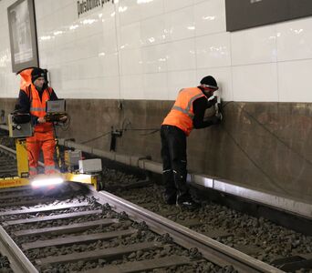 Arbeiter beim Vermessen der Gleise an der Station Potsdamer Platz