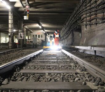 Arbeiter beim Vermessen der Gleise an der Station Potsdamer Platz